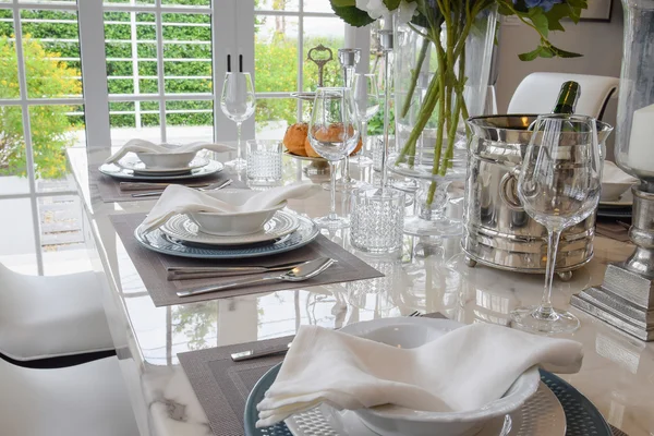Tabel elegan diatur dalam gaya makan interior ruang vintage — Stok Foto