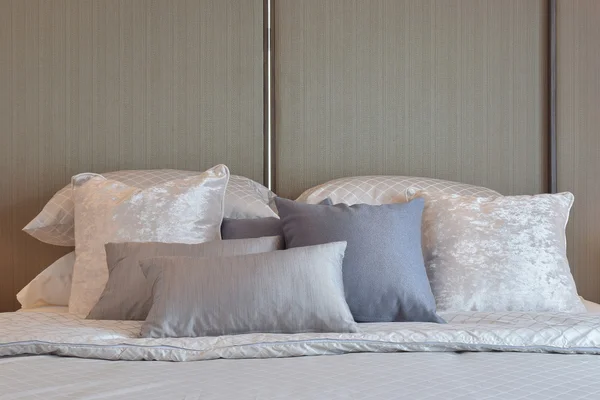 Сучасний інтер'єр спальні з сірими і смугастими подушками на ліжку — стокове фото