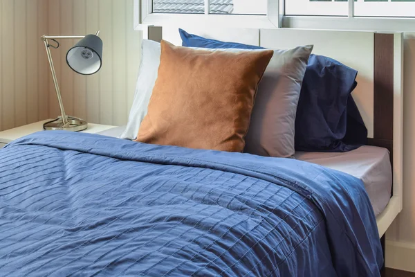现代卧室配棕色枕头蓝色床上 — 图库照片