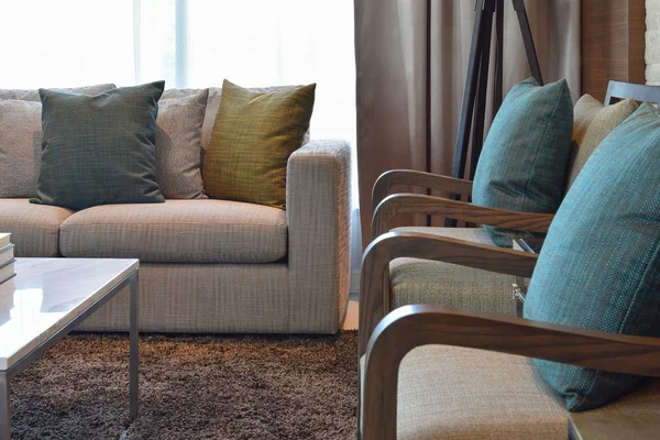 Värikäs koristeellinen tyyny rento sohva olohuoneessa — kuvapankkivalokuva