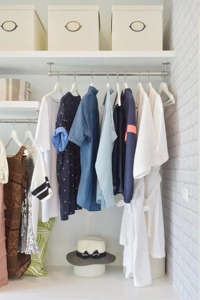 Casual kläder hängande i öppen garderob i moderna hem — Stockfoto