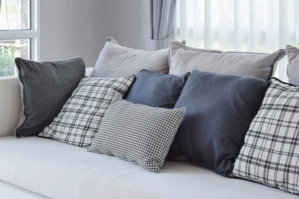 Moderno interior de la sala de estar con almohadas de patrón comprobado en blanco y negro en el sofá — Foto de Stock