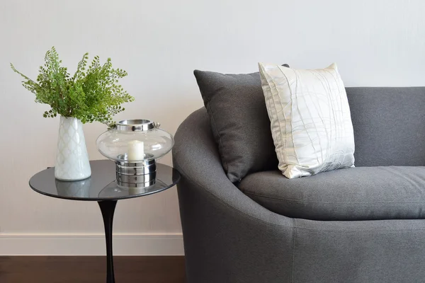 Almohada decorativa blanca y gris en un sofá casual en la sala de estar — Foto de Stock