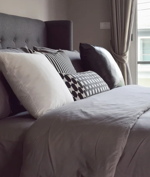 Класичний інтер'єр спальні з подушками біля вікна — стокове фото