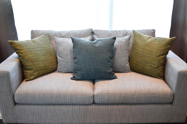 Almohada decorativa de colores en un sofá informal en la sala de estar — Foto de Stock