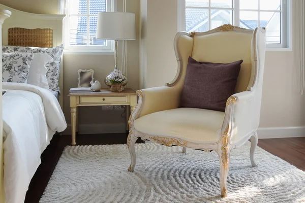 Silla clásica con almohada marrón en la alfombra en el interior del dormitorio de estilo vintage — Foto de Stock