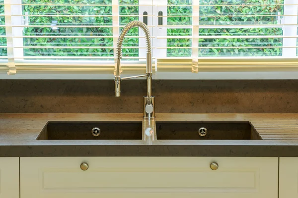 Vattenkran och diskbänk i köket hemma — Stockfoto