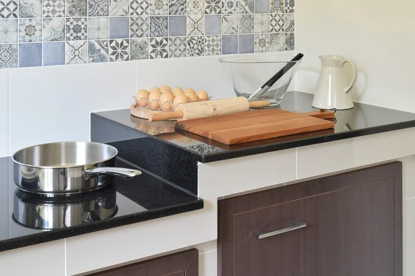 Modern ceramic kitchenware and utensils on the black granite cou — Stock Photo, Image