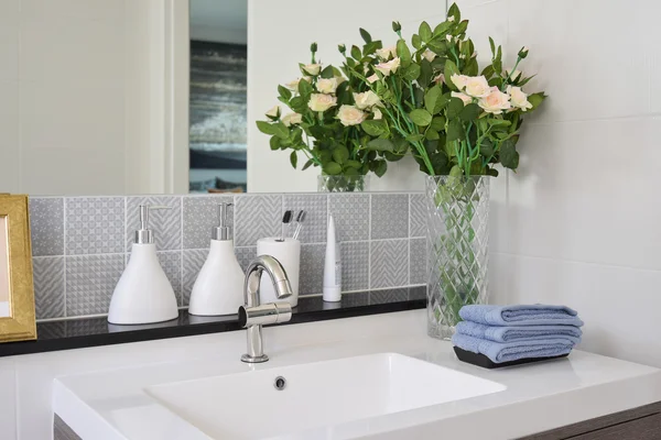 Lavabo con rubinetto e bottiglia di sapone liquido a casa — Foto Stock