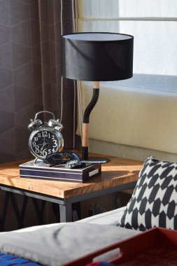 siyah lamba ve ahşap masa çalar saat ile modern yatak odası