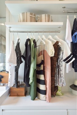 Casual bezler açık dolaba asılı 