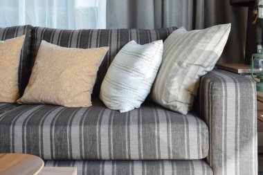 Modern oturma odası iç ile rahat bir kanepe üzerinde çizgili yastıklar