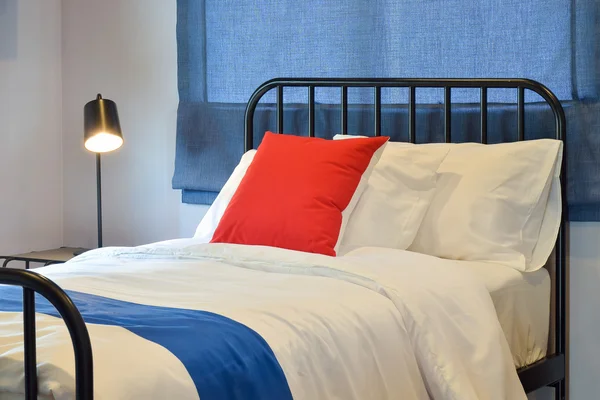 베개와 블루 로마 장 님 현대 침실 인테리어 — 스톡 사진