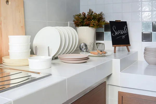 Balcão limpo branco na cozinha com utensílio em casa — Fotografia de Stock