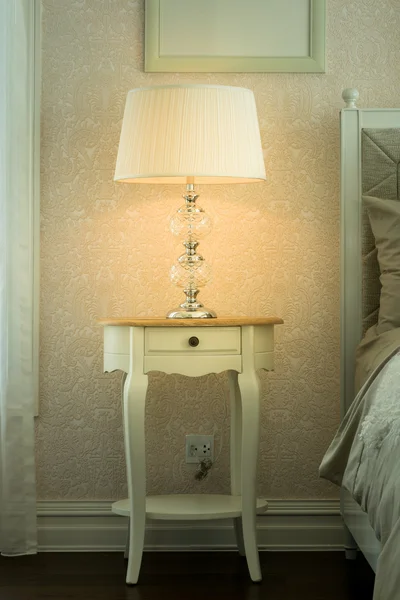 Lámpara blanca en mesita de noche de madera en dormitorio de lujo — Foto de Stock