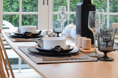 ahşap masa ve sandalyeler ile zarif tablo settin yemek salonunda