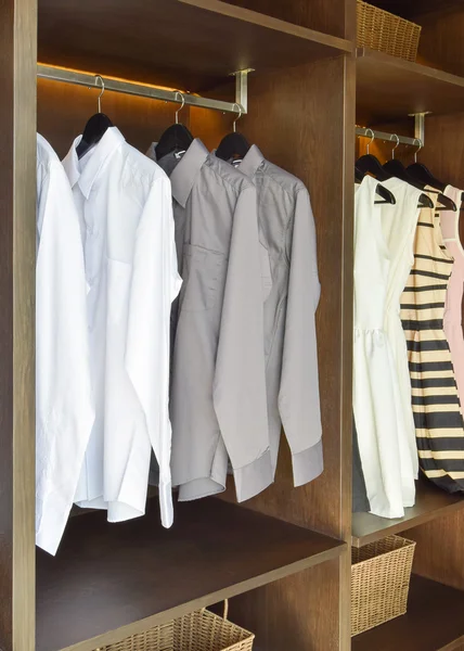 Rad med vita och grå tröjor hängande i trä garderob — Stockfoto