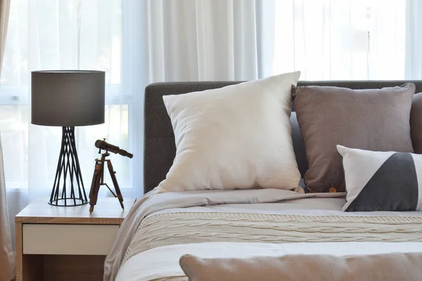 Стильный дизайн интерьера спальни с коричневыми подушками на кровати — стоковое фото