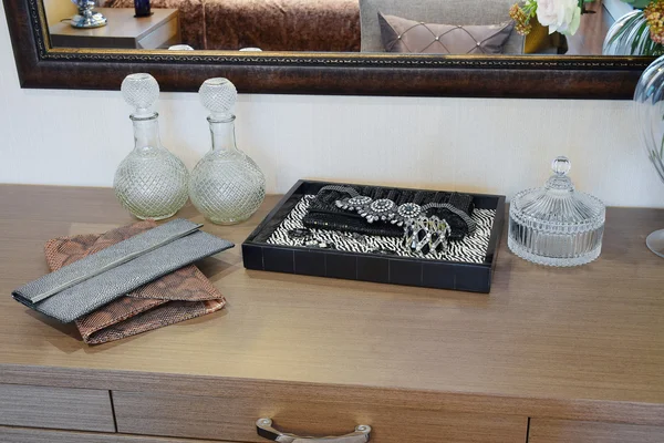 çanta ve takı çağdaş bir odada bir şifoniyer tablo ayarlama