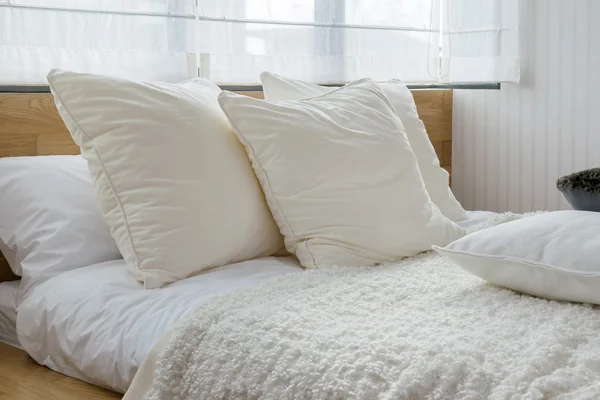 Design intérieur élégant chambre avec des oreillers noirs et blancs sur le lit — Photo