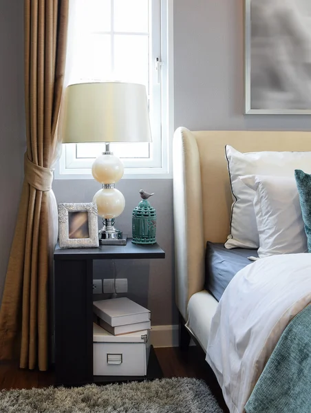 Интерьер спальни с белыми и зелеными подушками на белой кровати — стоковое фото