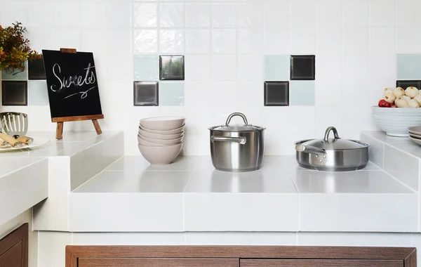 Balcão limpo branco na cozinha com utensílio em casa — Fotografia de Stock