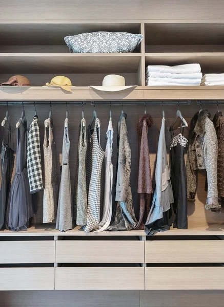 Moderní skříň s řadou šaty visí na ramínku skříň — Stock fotografie
