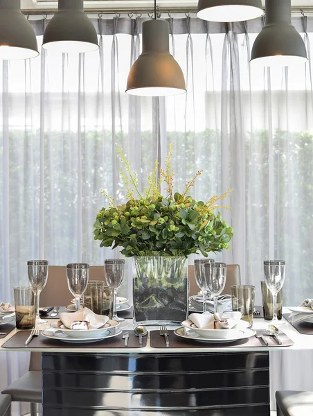 Elegante tabel ingesteld in moderne stijl eetkamer interieur — Stockfoto