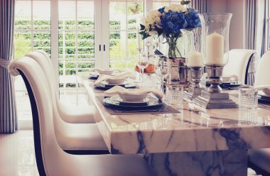 Vintage tarzı fotoğraf zarif Tablo ayarı ile rahat sandalyeler ve yemek masası