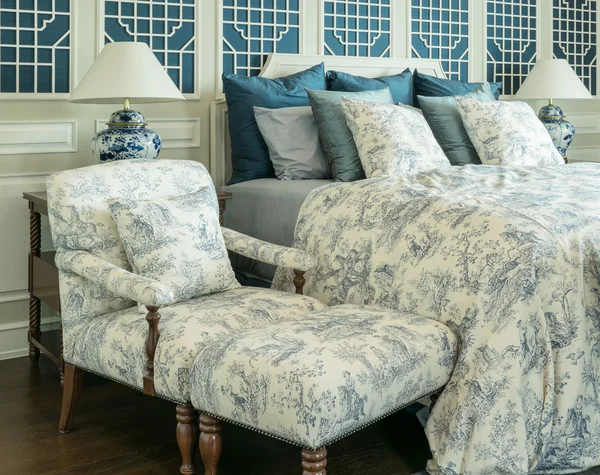 Luxe sofa in klassieke stijl slaapkamer interieur — Stockfoto