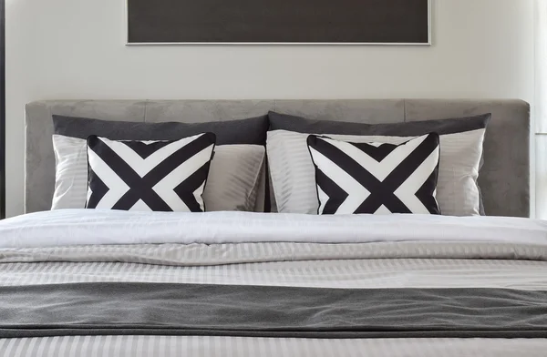 图形模式与现代经典风格床上用品枕头 — 图库照片