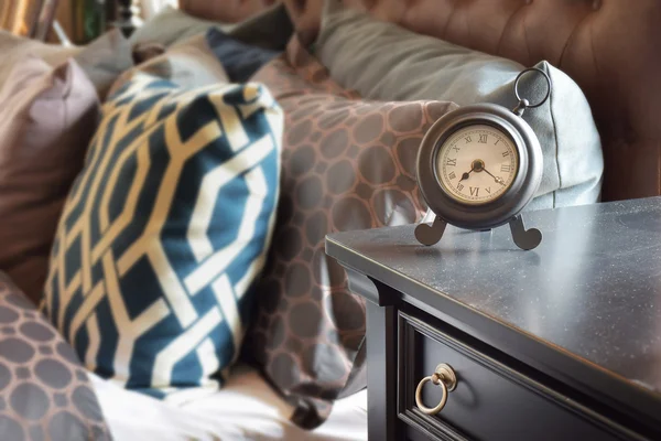 집에서 침실에서 나무 테이블에 클래식 스타일 알람 시계 — 스톡 사진