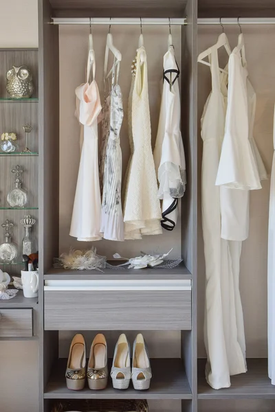 Fila de vestido blanco con zapatos en el armario en casa — Foto de Stock