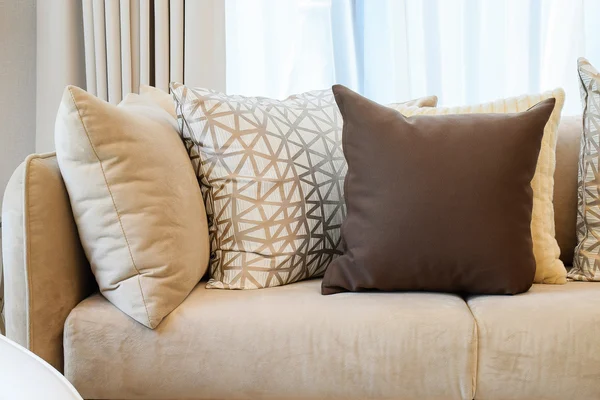 坚固的褐色花呢张沙发，灰色图案枕头 — 图库照片