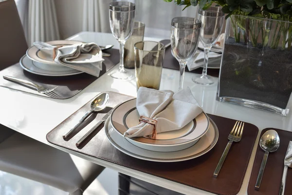 Mesa elegante en el interior del comedor de estilo moderno — Foto de Stock