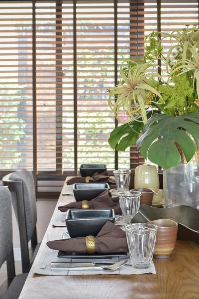 Elegante mesa definida em estilo oriental sala de jantar interior — Fotografia de Stock