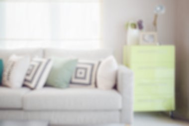 geometrik desen yastık ve yaşam köşesinde yeşil büfe ile rahat kanepe ve görüntü bulanıklığı