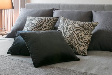 yatakta siyah desenli yastıklar ile şık yatak odası iç tasarım