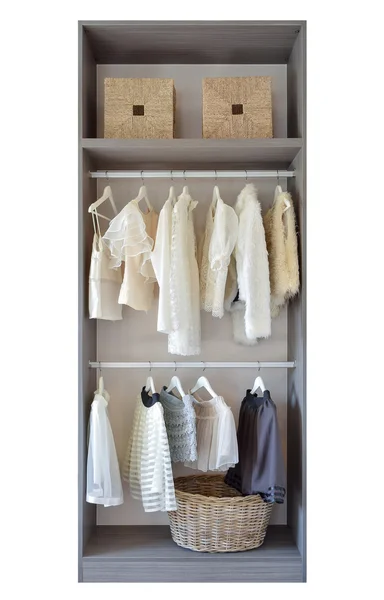 Armario moderno con fila de vestido blanco y zapatos colgando en el armario — Foto de Stock