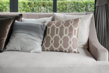 Oturma odasında rahat kahverengi kanepede Retro yastıklar