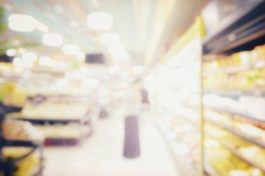 süpermarket raflarında çeşitli ürün ile alışveriş insan bulanık arka plan