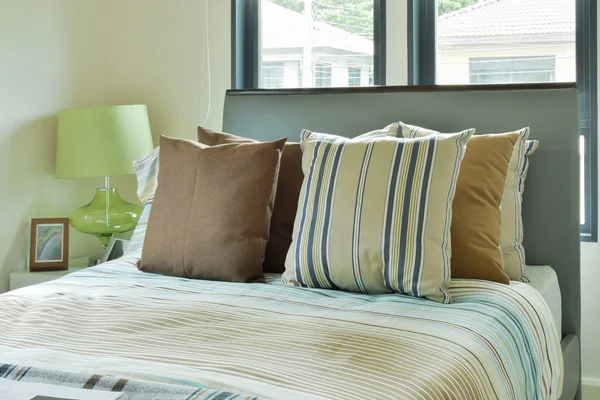 Смугасте постіль в сучасній декорованій спальні — стокове фото