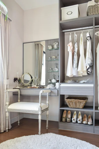 Роздягальня в вінтажному стилі з класичним білим стільцем і туалетним столиком — стокове фото