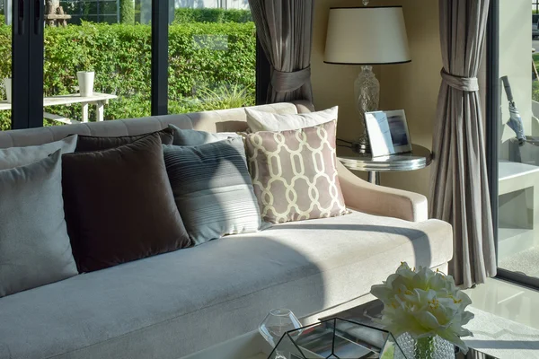 Moderne dagligstuedesign med sofa og lampe – stockfoto