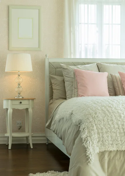 Πολυτελές υπνοδωμάτιο εσωτερικό με ροζ μαξιλάρια και πορτατίφ για κομοδίνο — Φωτογραφία Αρχείου