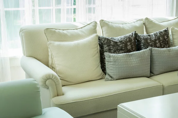 Egy alkalmi kanapé a nappaliban fehér dekoratív párnák — Stock Fotó
