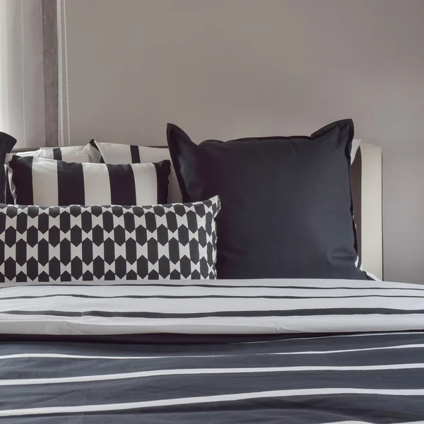 Сучасний інтер'єр спальні з подушками і лампою для читання на тумбочці — стокове фото