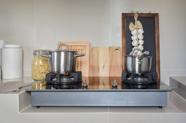 gaz sobası ile modern mutfak kap paslanmaz tava