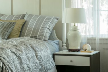 Yastıklar ve okuma lâmbası başucundaki ile rahat yatak odası iç