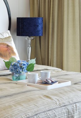 yastık yatak ve dekoratif masa lambası ile şık yatak odası iç tasarım.